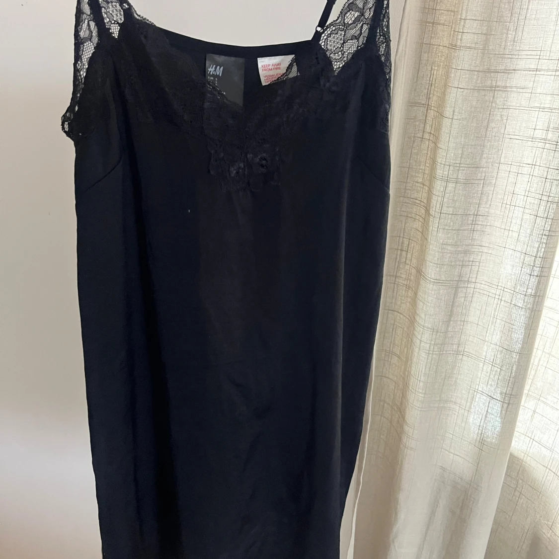 Svart spetsklänning från H&M