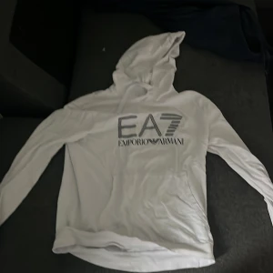 Ea7 hoodie - Den är bra skick förutom ett litet hål i armen som går och täcka/sy ihop men med tanke på de billiga priset är de bra affär