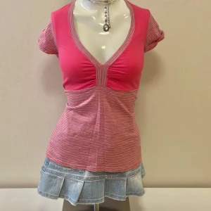 Rosa randig topp med v-ringning - Babydoll t shirt will fit M/L   Kolla gärna på mina andra mina andra annonser 