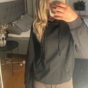 Svart hoodie - Säljer en svart hoodie