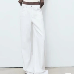 Mango baggy vita jeans  - Säljer dessa skit snygga  vita low waist wide leg jeans . Det är exakt de på TikToken. Helt nya aldrig  använda då de ej passar! Säljer de för ord pris