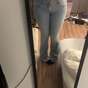 Lågmidjade jeans från Nelly - Säljer mina lågmidjade jeans från Nelly som inte säljs längre. Använda 2 gånger🩷