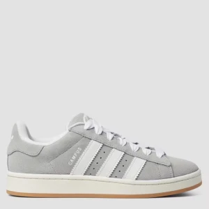 Grå Adidas Campus sneakers i mocka - Snygga Adidas Campus sneakers i ljusgrå mocka med klassiska vita ränder och vit sula. Skorna har rund tå, snörning och en stilren retrolook som passar perfekt till streetwear. Bekväm platt sula och diskret branding på sidan.