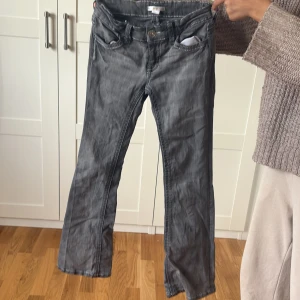 Grå jeans med kontrastsömmar Gina Tricot paket storlek s-m - Snygga grå jeans från Gina Tricot med coola vita kontrastsömmar och detaljerade fickor med knapp bak. Klassisk femficksmodell och raka ben. Perfekt för dig som gillar en lite unik look och vill sticka ut med dina jeans.pris kan diskuteras.