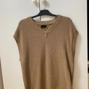 Beige stickad väst Massimo Dutti - Säljer en beige stickad väst från Massimo Dutti i 100% bomull. Jag säljer västen på grund av att den är för stor för mig. Min storlek är vanligtvis L men i vissa fall M. Denna västen är i storlek L men jag upplever den som väldigt stor. Jag skulle rekommendera västen för dig som är lång och har storlek XL (eller L) i vanliga fall. Det finns två väldigt små märken (se bilderna) som bara syns på nära håll😁