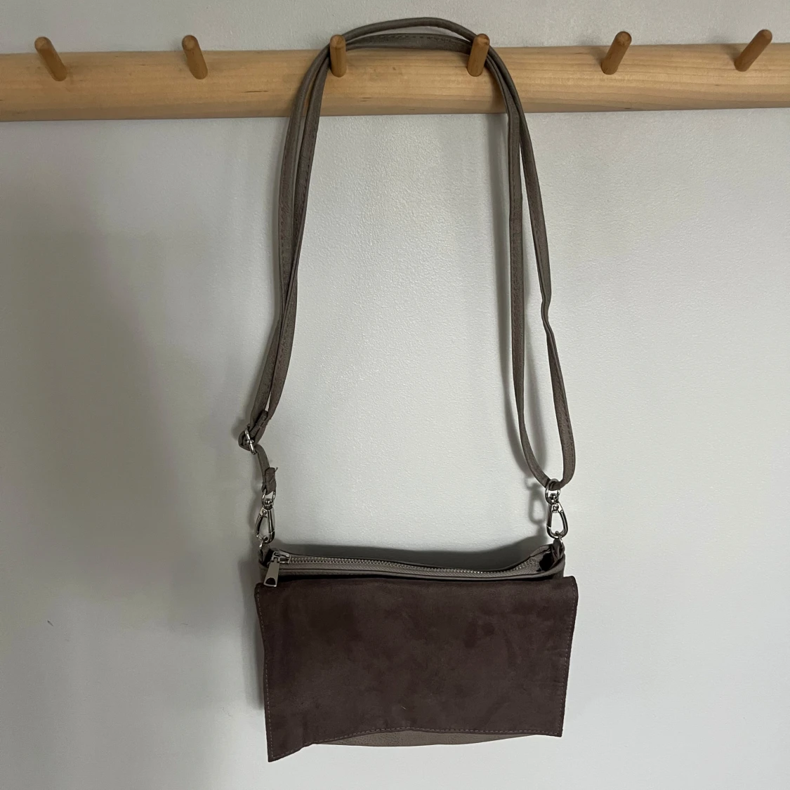 Grå axelväska i mocka och skinn från H&M