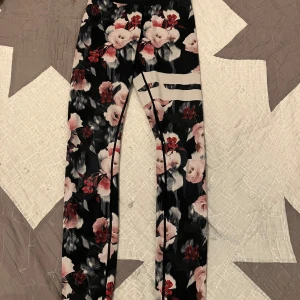 Träningstights från Stronger - Stronger tights i strl xx-small med blommigt mönster. Stretchigt och mjukt material. Nypris ca 700kr. Hör av er om ni vill ha längd, innerbenslängd, midjemått eller annat. Pris kan alltid diskuteras:)