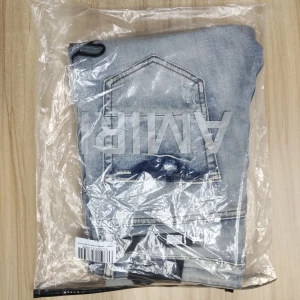 Ljusblå distressed jeans från Amiri - Säljer ett par ljusblå jeans från Amiri med slitna detaljer, broderier och patchar på benen. Jeansen har en skinny passform och är tillverkade i klassiskt denimtyg. Snygga kontrastsömmar och coola slitningar ger ett riktigt street-inspirerat uttryck.