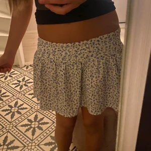 Blommig kjol - Säljer denna jättefina kjolen från Gina då den inte kommer till användning, skriv för fler bilder! Passar mig som har xs/s i storlek. 