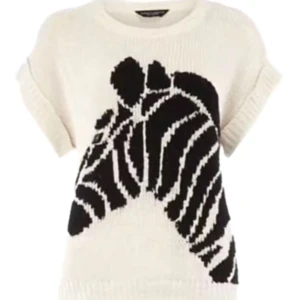 Zebra stickad tröja - ‼️ Intresse koll ‼️ då jag har tröttnat på den. Men jag är fortfarande lite osäker!💕