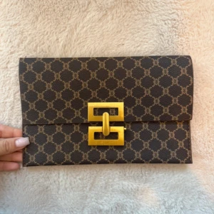 Clutch  - Snygg brun clutch väska❣️