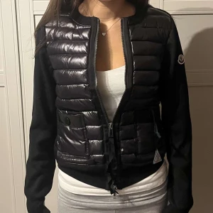 Moncler cardigan  - Jätte fin moncler cardigan i nytt skick!! Det är storlek 1. Skriv vid frågor eller intresse❤️❤️