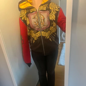 Christian Audigier hoodie med tryck - Säljer en riktigt fet hoodie från Christian Audigier. 