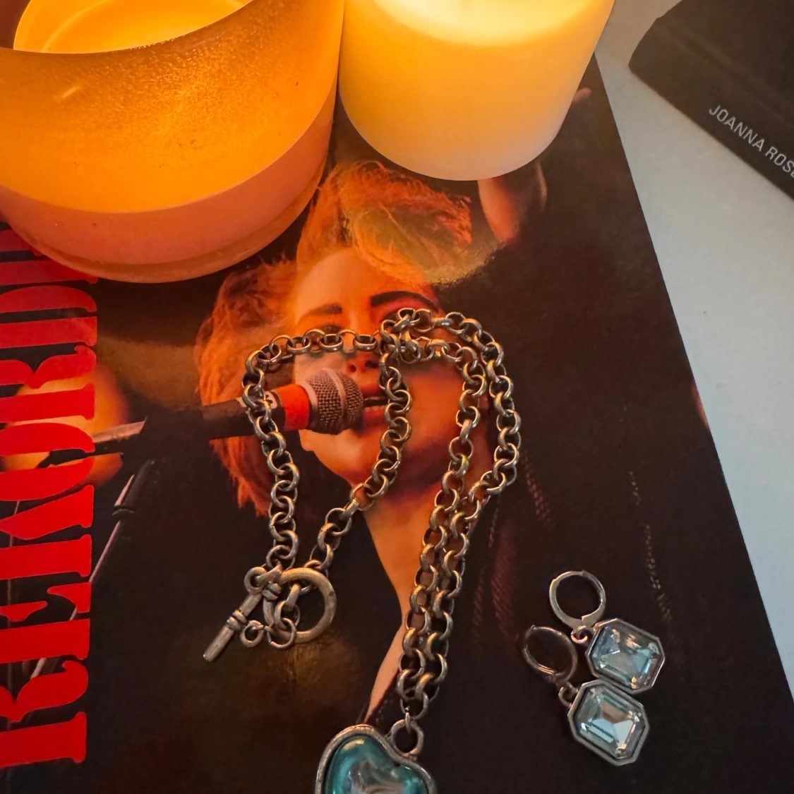 Silverfärgat halsband & örhängen med blå stenar