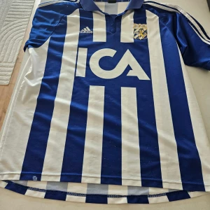 Gammal IFK tröja - Gammal IFK Göteborg tröja som e alldeles för stor för mig. Tröjan har lite skador överallt så säljer den billigare än vanligt