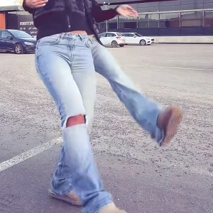 Ljusblå bootcut jeans med hål - Säljer ett par ljusblå jeans med bootcut passform och slitning med hål över knäet. I storlek 32!💓 Bilderna är ej mina men har samma jeans så fråga om egna bilder om ni vill ha!! Skicka gärna prisförslag! 