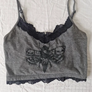 Crop top med insekt - Grå crop top från Romwe 💕 I mycket fint skick! Med svart spetskant och coolt tryck föreställande en insekt. Passar S-M. Pris är förhandlingsbart!  Hör gärna av er vid frågor och glöm inte att kolla in garderoben för fler liknande plagg, bundlerabatt finns! 💕