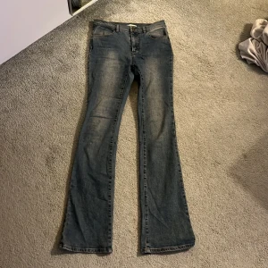 Blå bootcut jeans Designers Remix - Snygga blå jeans från Designers Remix med klassisk bootcut-modell. Jeansen har fyra fickor, normal passform och är tillverkade i slitstarkt denim med tydliga sömmar. 