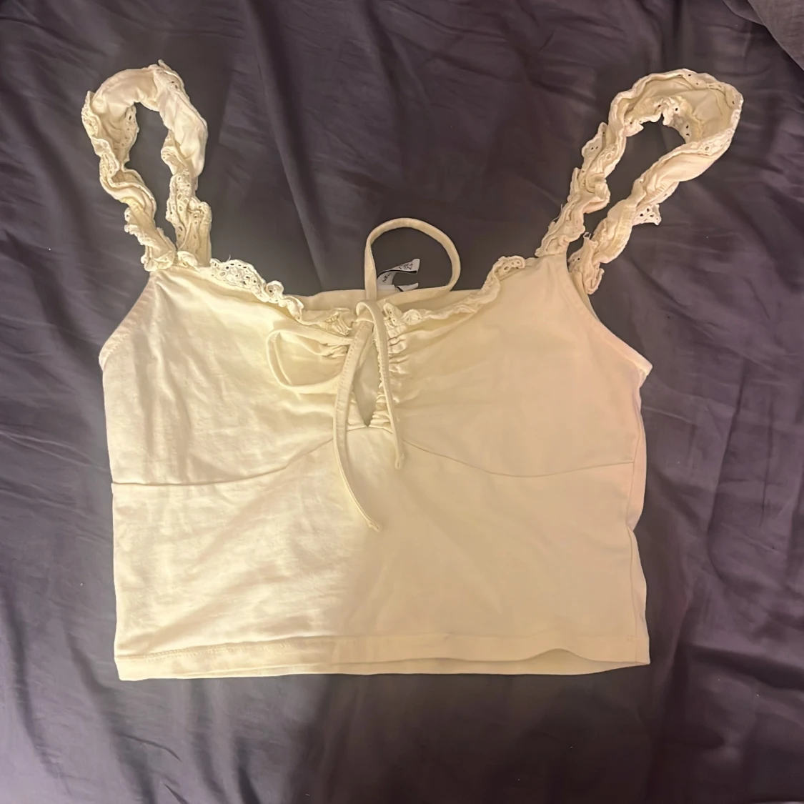 ljusgul linnetopp med spets från NLY Trend