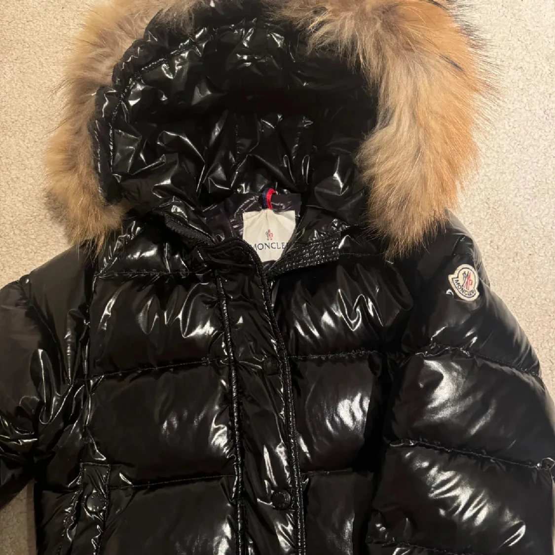 Svart pufferjacka från Moncler med päls