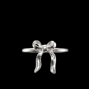 Maria Nilsdotter bow ring silver   - Så snygg silverring från Maria Nilsdotter. Knappt använd, så i nyskick🩷🩷Älskar denna!! Går inte heller att köpa längre, köpt för 1800 kr på NK. Box/förpackning ingår🥰