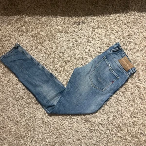 Replay Anbass  jeans blå 31 herr slitningar - Replay anbass i slim straight passform. Mycket bra skick, inga märkvärdiga defekter eller liknande. Storlek w31 men mått kan såklart skickas vid osäkerhet. Skön wash med snygga diskreta slitningar, kan mötas sthlm annars postas dem samma dag som köp eller dagen därpå🙌💯