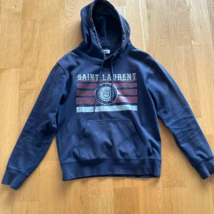 Saint laurent - Schysst saint Laurent hoodie men kan tyvärr inte garantera äkta
