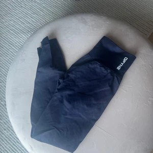 Helt nya dfyne tights - Endast testade. I dynamik modellen. Storlek m men sitter bra på mig som är s. Mörk blå 