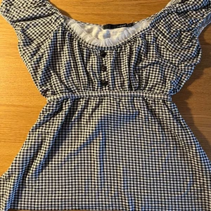 Rutig blus med knappar och knyt - Supersöt blus i svartvitt rutigt mönster i Storlek m💕bra skick!!