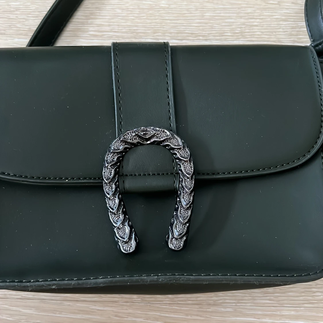 Mörkgrön  axelväska med metallspänne - 1