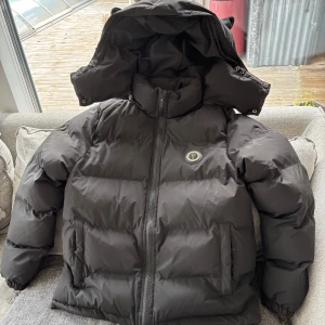 Trapstar - En snygg jacka som passar olika stilar. Oanvänd med lapp i storlek M.