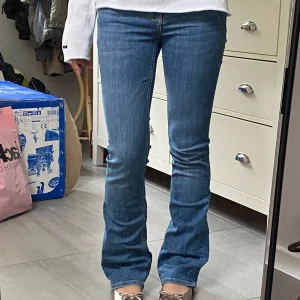 Lågmidjade bootcut jeans - Så snygga lågmidjade bootcut jeans från Zara som inte går att köpa längre🌸 Använda några fåtal gånger o har inga defekter!!