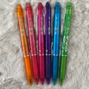 Bläckpennor - Säljer bläckpennor i flera färger för någon som vill romantisera sina studier och göra det lite trevligare. Har inte användning för dem längre. Det finns tyvärr ingen bläck i pennorna. Tips! Variera användningen av pennorna så sparar ni bläck.