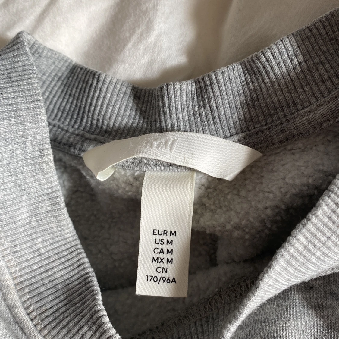 Grå sweatshirt från H&M i storlek M - 2
