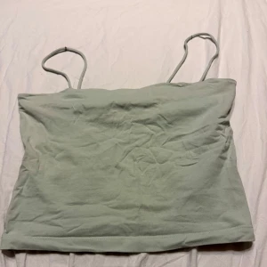 Ljusgrön linnetopp från Gina Tricot - Snygg ljusgrön linnetopp från Gina Tricot med tunna axelband och enkel, rak passform. 