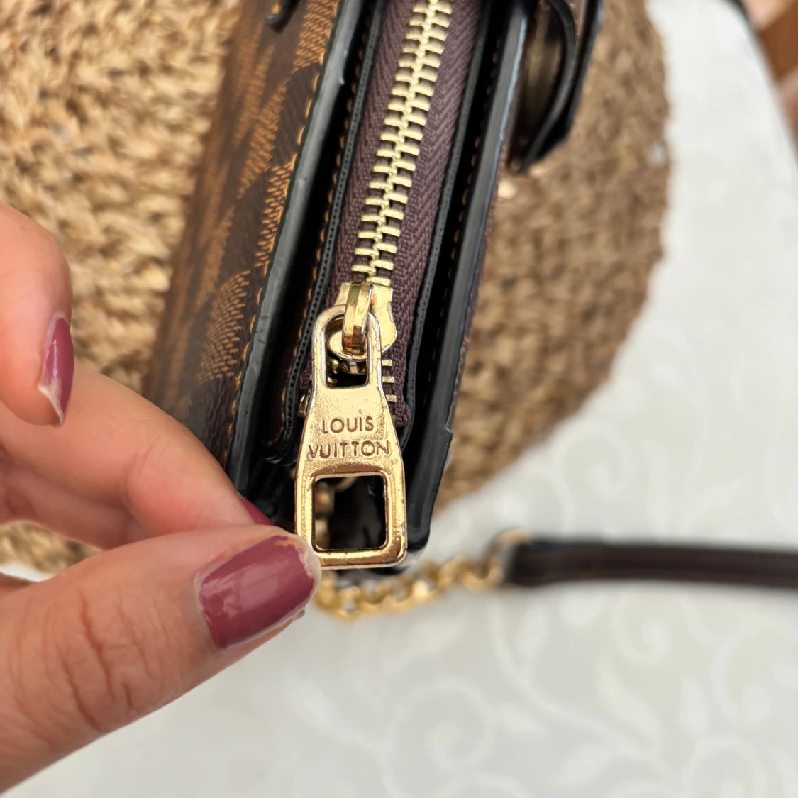 Rutig brun axelväska med gulddetaljer - 2