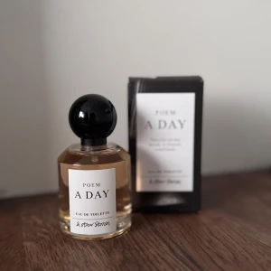 Poem A Day & other stories - Poem A Day från & Other Stories. Doften har en tydlig vaniljton och beskrivs som en klassiker i ny tappning. Kommer i svart kartong. Helt ny! Har en likadan och den är absolut magisk, mycket vanilj men samtidigt lätt. 
