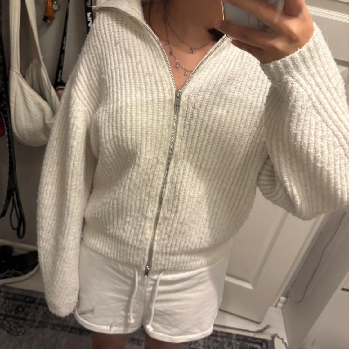 Vit stickad kofta med dragkedja