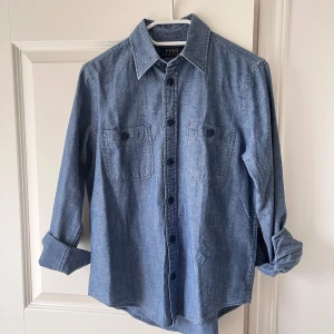 Ralph Lauren overshirt - Skön overshirt från Ralph Lauren. Lite liten i storlek. Alldeles för liten på mig som är 180,75 kg.  Inga defekter. 