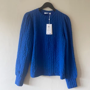 Oanvänd tröja med prislapp kvar - Säljer denna oanvända blå tröja från VILA i storlek XS. Prislappar sitter kvar och nypris ligger på 329.95kr, men jag säljer min för 199kr eller bud.  Material: Elastan, bomull och polyester.  Finns att hämta i Göteborg eller kan skickas omgående.  