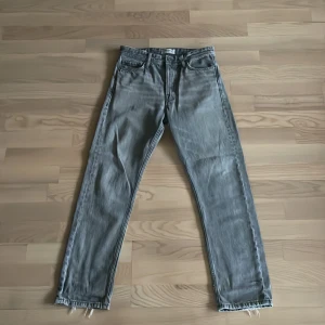 Jack & Jones jeans - Ett par feta jack&jones jeans i 27/30 med passformen loose. Ett perfekt par jeans för dig som inte gillar för tajta jeans.                                      Kontakta vid minsta fundering