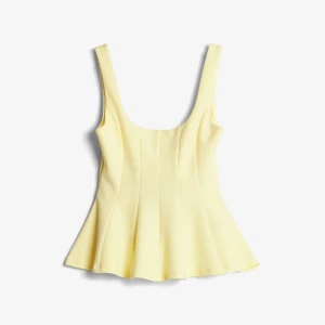 Gul linnetopp med rosett i ryggen - Supersöt ljusgul linnetopp från BikBok med breda axelband och utsvängd passform. Toppen har en snygg rosettdetalj och öppen rygg.  Perfekt till exempelvis fester💛