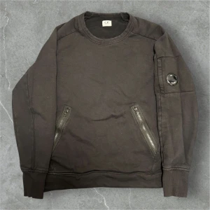 C.P Company Sweatshirt - 📍Storlek:M  💪🏽Skick:Mycket bra   📐Mått:Längd:63cm:Axelbredd:50cm  📎Material:100%bomull  📦Skickar alltid inom 24h  💸Köp fler plagg för att få billigare pris  ✅Äkthetsgaranti