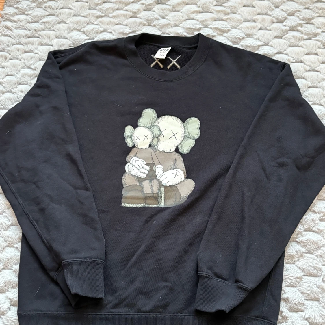 Svart Uniqlo x KAWS tröja