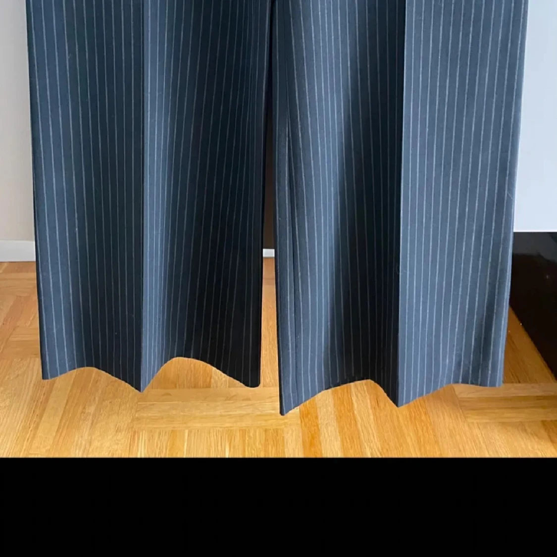 Svarta randiga kostymbyxor med dragkedjor - 1