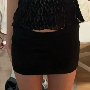 Svart kort kjol - En svart kjol som egentligen är längre än på bilderna men som jag brukar vika upp, man kan ha den som man vill 💓