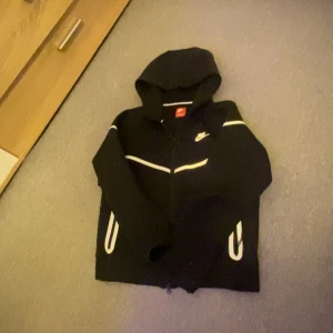 Svart reflective Nike Tech fleece  - Skön i vintern reflekterar i ljus