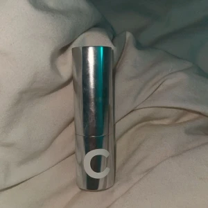 Caia 50w - Säljer Caias bb stick i färgen 50w. Funkar sååå bra som kräm bronzer och foundation. Säljer då jag vill testa en annan färg.  Den är rengjord och mer än hälften kvar! 💕