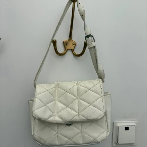 Vit väska  - Säljer denna då den inte kommer till användning. Den är typ krämvit men ljuset gör att den ser gul ut. Det är lite repor på men ingen man tänker på skulle jag säga❤️