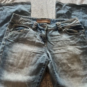 Ljusblå jeans från Jeans Please, stl 36 - Snygga ljusblå jeans från Jeans Please i storlek 36. Jeansen har flätade hällor, klassiska fem fickor och coola detaljer på bakfickorna. Perfekta för dig som gillar en avslappnad och trendig look.